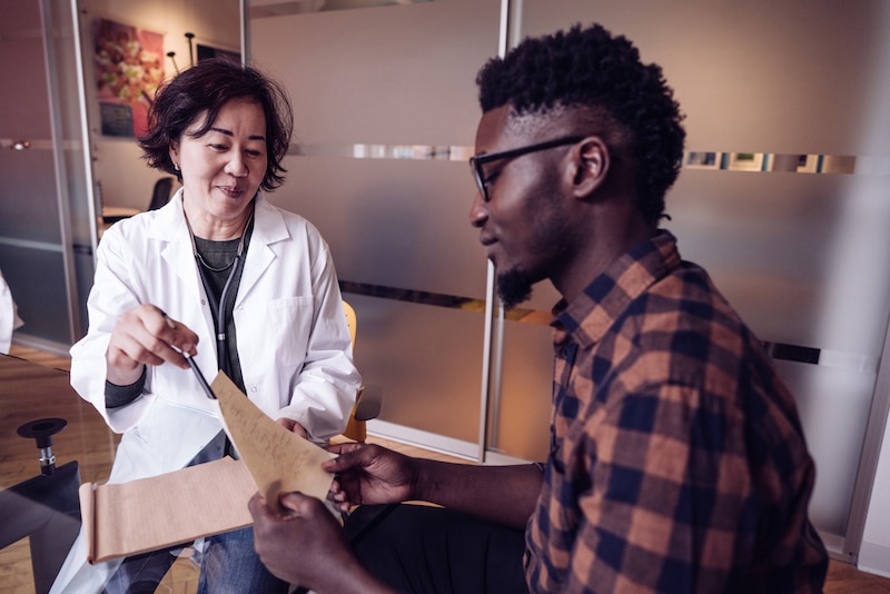Doctor consulting with IBD patient about low FODMAP diet for symptom relief